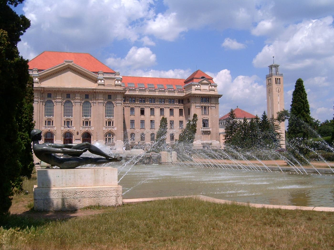 جامعة ديبريسين (University of Debrecen)
